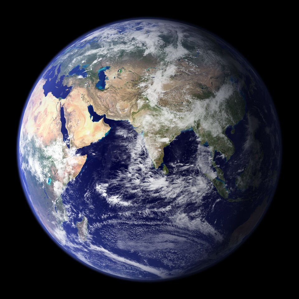 Chem_1_39_1_ziemia_kosmos Zdjęcie przedstawia Ziemię z kosmosu. W centrum zdjęcia Półwysep Indyjski i Azja Centralna, po lewej stronie Afryka i Europa. Słońce najbardziej intensywnie oświetla Afrykę i Europę, Japonia i Indochiny w cieniu. Całą dolną część globu zajmuje Ocean Indyjski. Morza, oceany i kontynenty częściowo przesłonięte przez warstwę chmur.