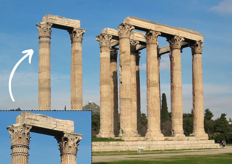 Zdjęcie przedstawia ruiny antycznej, greckiej świątyni. To kilka kolumn zbudowanych w porządku korynckim ozdobiony 24 kanelurami połączonych listewkami (stegami), zwieńczonych ozdobną, bogato rzeźbiona głowicą. W lewym, dolnym rogu zdjęcia widnieje powiększenie znajdujących się z lewej dwóch kolumn, ze strzałką wskazującą na głowicę kolumny z licznymi liśćmi akantu.