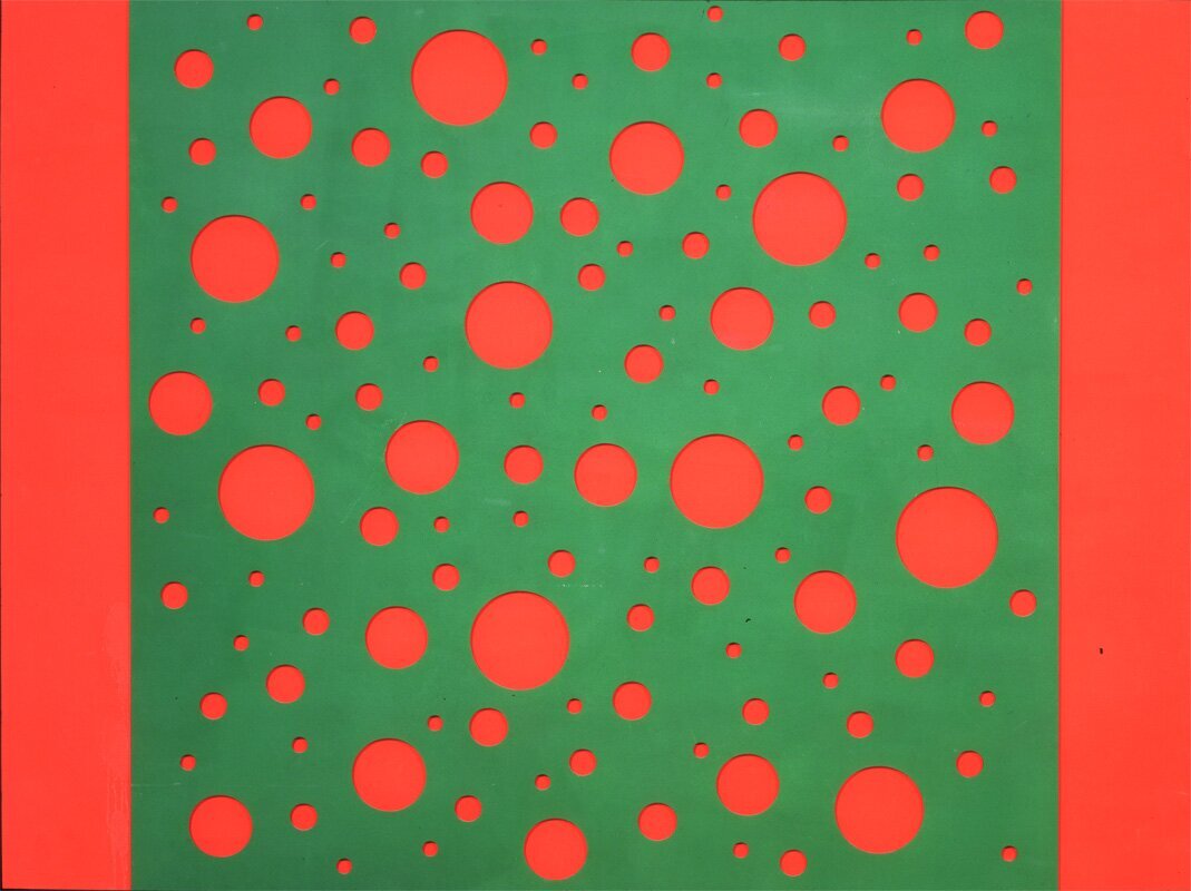 Ilustracja interaktywna przedstawia dzieło Wen‑Ying Tsai „Superimposed Painting- Random Field”. Na czerwonym tle znajduje się zielony kwadrat z czerwonymi kółkami różnej wielkości. Koła są ułożone regularnie i wypełniają całą powierzchnię kwadratu. Kompozycja jest przykładem silnego kontrastu kolorystycznego.