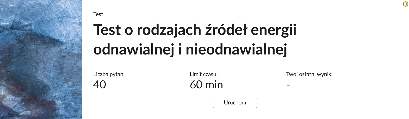 Grafika przedstawia przykładowy wygląd panelu testu. Składa się on z tytułu testu: "Test o rodzajach źródeł energii odnawialnych i nieodnawialnych", informacji o liczbie pytań, czasie, w którym należy rozwiązać test, oraz o ostatnim uzyskanym wyniku. Poniżej widać przycisk "Uruchom".