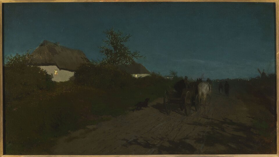 Obraz przedstawia nocny pejzaż wiejski. Na pierwszym planie widoczna jest piaszczysta droga, po której idzie koń zaprzężony do wozu. Obok wozu idzie pies, a w oddali można dostrzec sylwetki kilku osób. Po lewej stronie, częściowo ukryte w cieniu drzew i krzewów, stoją bielone chaty kryte strzechą. W oknach domów widać ciepłe światło, kontrastujące z chłodnym, niebieskawym odcieniem nocnego nieba. Całość tworzy realistyczny, a zarazem poetycki obraz wiejskiej nocy.