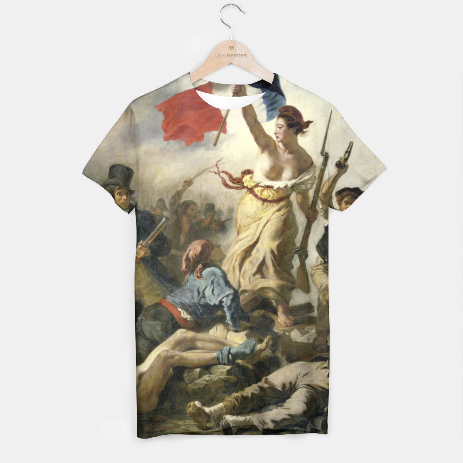 Zdjęcie przedstawia koszulkę na której jest nadruk obrazu prezentujący kobietę odzianą w żółtą sukienkę, która zsunęła się z jej piersi, a w lewej dłoni trzyma bagnet, natomiast prawą rękę ma dumnie wyciągniętą przed siebie. Pod nogami kobiety znajdują się zwłoki osób, tragicznie umarłych na wojnie, jedna z żyjących osób słania się pod jej nogami i spogląda z nadzieją w jej oczy.