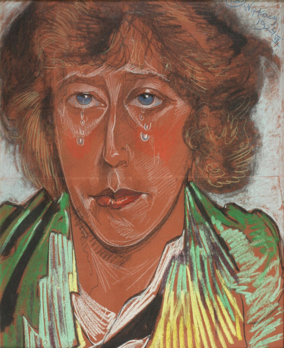 Portret kobiety w ujęciu od piersi w górę. Ma owalną twarz, jasne brwi i duże oczy. Spogląda przed siebie. Na jej policzki spływają łzy. Ma długi, cienki nos. Jej usta są wydatne. Postać ma półdługie włosy z grzywką zakrywającą czoło. Jest ubrana w bluzką.