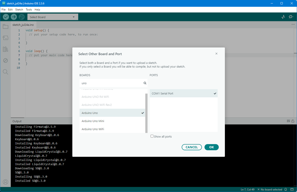 Na zrzucie ekranu widać program Arduino IDE. W centralnej części ekranu znajduje się wyskakujące okno „Select Other Board and Port” z możliwością wyboru płytki i portu do wgrywania szkicu. Po lewej stronie okna wyświetlona jest lista dostępnych płytek Arduino.Zaznaczona jest opcja „Arduino Uno”. Po prawej stronie okna widoczny jest port „COM1 Serial Port”, który został wybrany. U dołu okna znajdują się przyciski „CANCEL” i „OK”. W tle widoczny jest edytor kodu oraz konsola z informacjami o instalowanych bibliotekach.