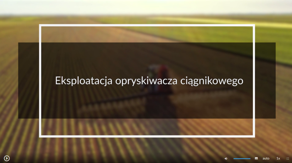 Grafika przedstawia widok okna odtwarzania filmu. W tle znajduje się zdjęcie pola. W ramce znajduje się napis: Eksploatacja opryskiwacza ciągnikowego. Na dole okna znajduje się panel z ikoną odtwarzania filmu, ikoną zatrzymywania filmu, ikonami nawigacyjnymi odtwarzania filmu, ikoną do włączenia wersji filmu z audiodeskrypcją, ikoną do wyłączenia trybu audiodeskrypcji, widokiem opcji włączenia/wyłączenia napisów, widokiem opcji zmiany jakości filmu, widokiem opcji zmiany prędkości odtwarzania filmu oraz ikoną trybu pełnoekranowego.