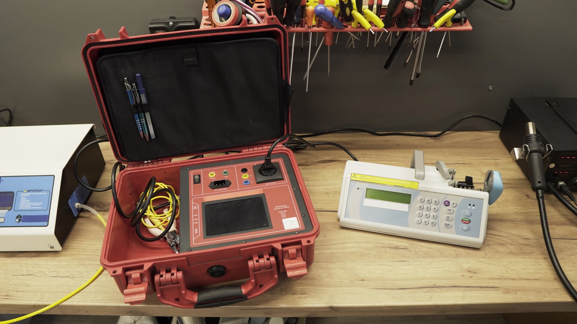 Zdjęcie przedstawia urządzenie testujące ST750A, do którego podłączona jest pompa infuzyjna.
