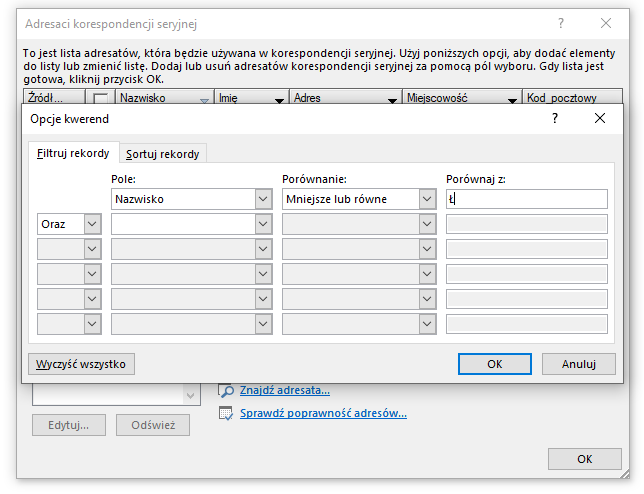 Ilustracja przedstawia otwarte okno zatytułowane Adresaci korespondencji seryjnej. Przed nim znajduje się kolejne otwarte okno zatytułowane Opcje Kwerend. Otwarta jest w nim opcja Filtruj rekordy, w której znajdują się następujące opcje: Pole, Porównanie, Porównaj z. 