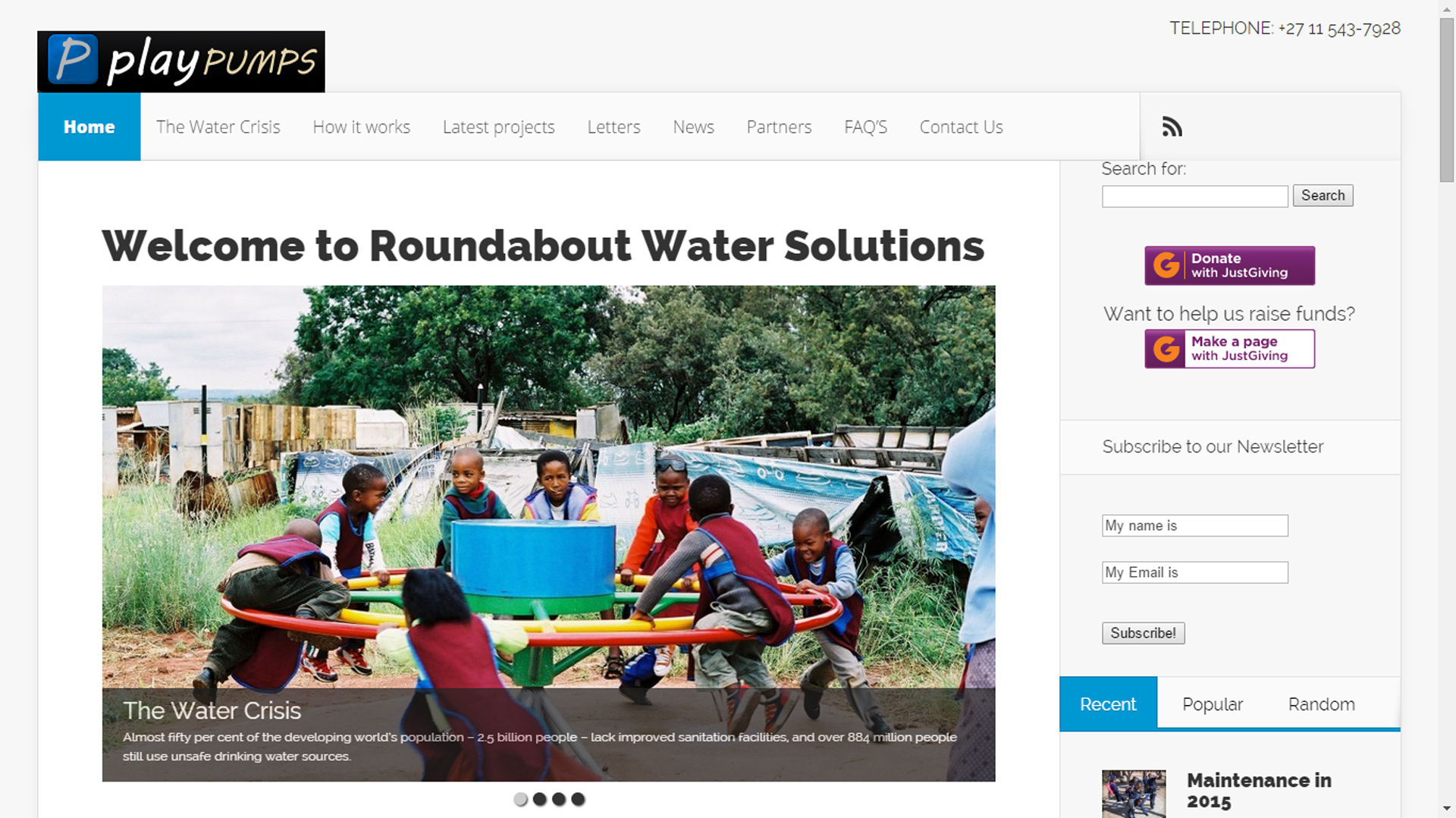 Grafika przedstawia zrzut ekranu ze strony internetowej. Pośrodku fotografia. Na zdjęciu ciemnoskóre dzieci na karuzeli, która jednocześnie jest pompą wodną. U góry menu strony, po prawej formularze kontaktowe do wypełnienia oraz wyszukiwarka zasobów na stronie.