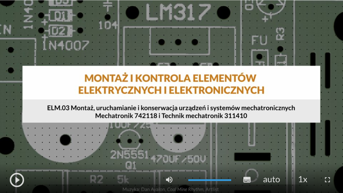 Ilustracja przedstawia wygląd ekranu odtwarzania filmu. Na środku znajduje się plansza z tytułem: Montaż elementów i podzespołów elektrycznych i elektronicznych. W jego dolnej części ekranu znajdują się ikony z różnymi opcjami. W dolnym lewym rogu widać ikonę trójkąta w kółku. Jest to ikona włączania odtwarzania filmu. Kolejna ikona znajduje się dopiero w połowie ekranu dolnego paska. Jest to ikona megafonu. Obok niej widać niebieski pasek, który oznacza poziom głośności. Obok znajduje się ikona człowieka, od którego głowy odchodzą dwie fale. Umożliwia ona włączanie alternatywnej ścieżki dźwiękowej. Dalej znajduje się mały biały prostokąt z czarnymi paskami w jego dolnej części. Pozwala ona na włączenie napisów. Kolejna ikona to napis auto, która umożliwia wybranie jakości filmu. Obok niej widać ikonę jedynki z iksem. Po kliknięciu na nią można wybrać szybkość odtwarzania filmu. Ostatnia ikona to kreski tworzące kwadrat. Kreski te tworzą jedynie krawędzie kwadratu. Jest to opcja włączania trybu pełnoekranowego.