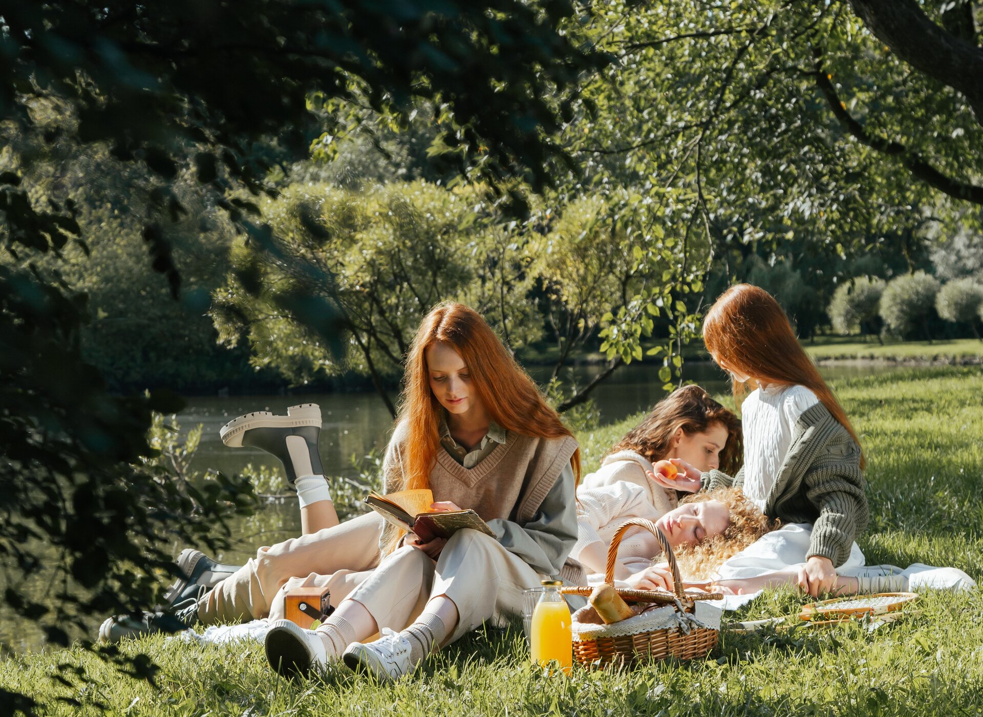 Ilustracja przedstawia trzy osoby, które zorganizowały piknik na łące.