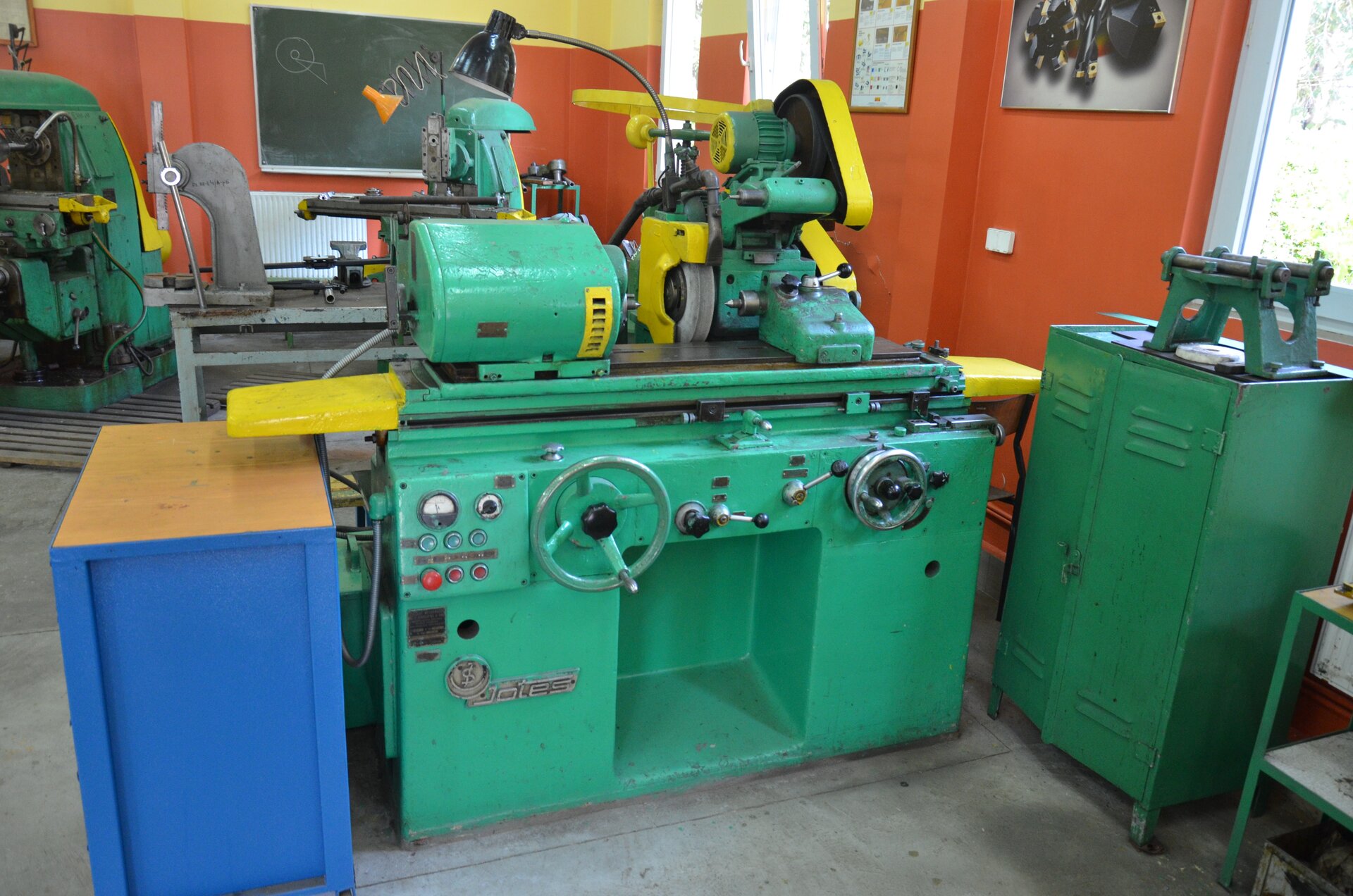 Prezentowana szlifierka składa się z korpusu, stołu, na którym zamocowany jest wrzeciennik wałka i konik (część szlifierki służąca do mocowania przedmiotu szlifowanego), wrzeciona ściernicy i silnika elektrycznego. W szlifierce kłowej wzdłużnej do wałków, obrabiany wałek mocowany jest w kłach wrzeciennika i konika.