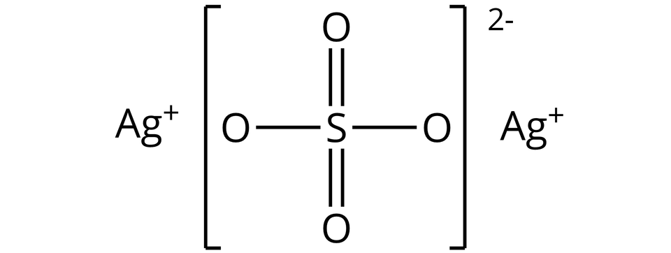 Ilustracja przedstawiająca wzór strukturalny siarczanu(sześć) srebra, który to zbudowany jest z anionu siarczanowego (sześć), przedstawionego jako atom siarki związany za pomocą dwóch wiązań podwójnych i dwóch wiązań pojedynczych z czterema atomami tlenu, anion siarczanowy(sześć) znajduje się w nawiasie kwadratowym, względem którego w indeksie górnym znajduje się wartość ładunku dwa minus. Po lewej i po prawej stronie anionu znajduje się po jednym kationie srebra A g indeks górny, plus, koniec indeksu górnego.