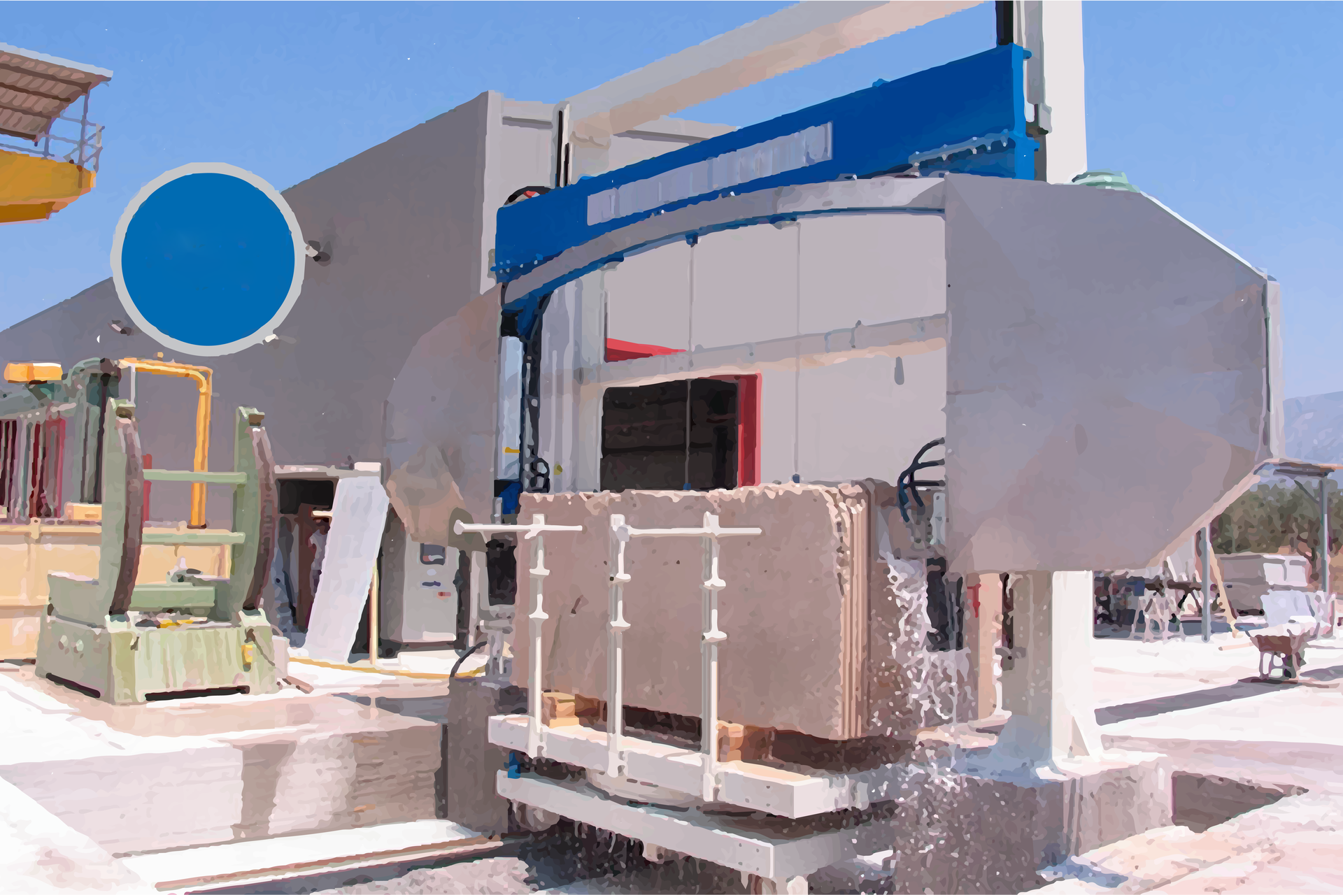 Zdjęcie ukazuje cięcie kamiennego bloku za pomocą traka pasowego. Jest to duża maszyna składająca się z ramy z poziomą listwą tnącą zagłębioną w kamienny blok. Z powstałej podczas cięcia szczeliny wydobywa się woda.