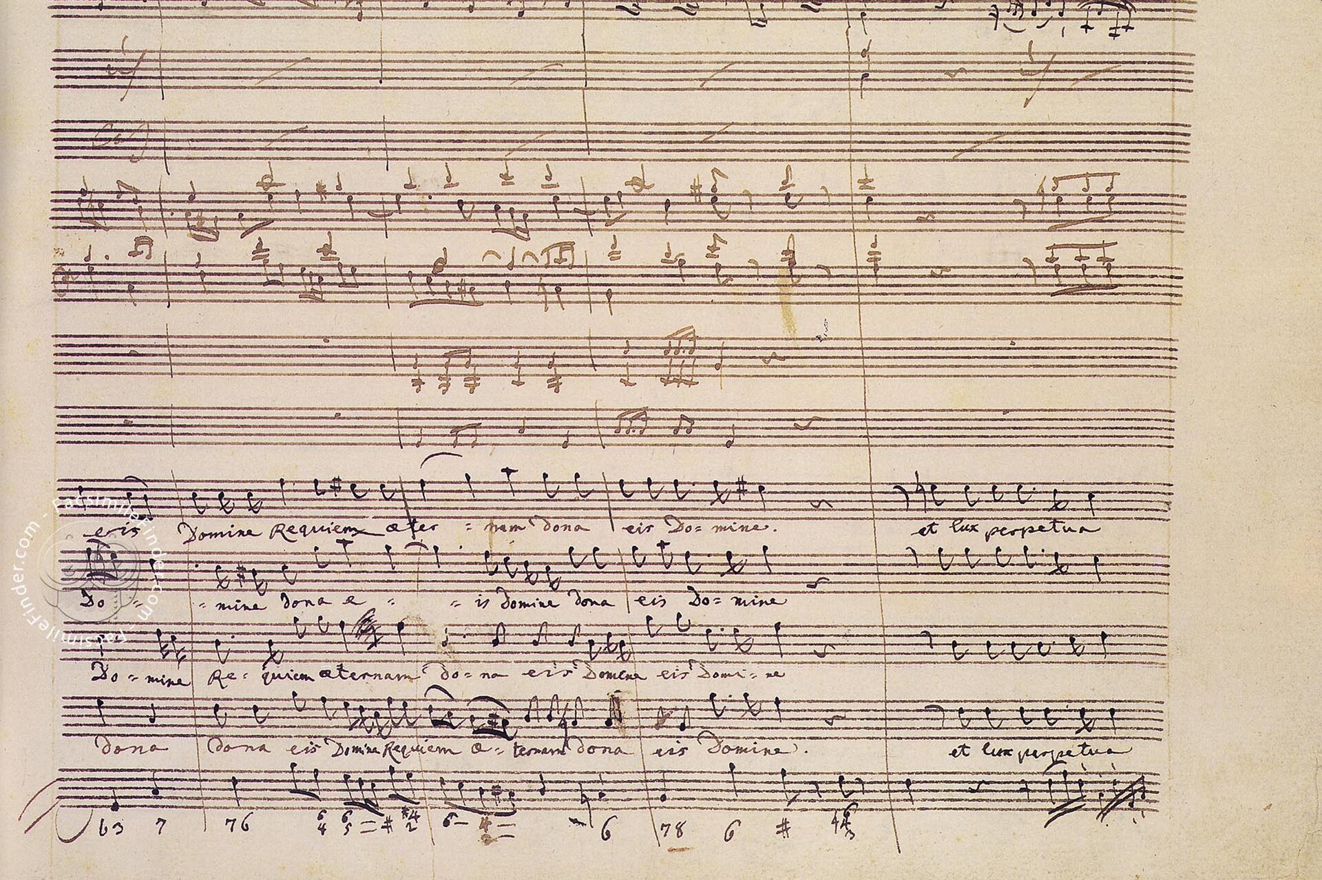 Fotografia przedstawia ręczny zapis nuty na pięciolinii faksymile „Requiem” W. A. Mozarta.