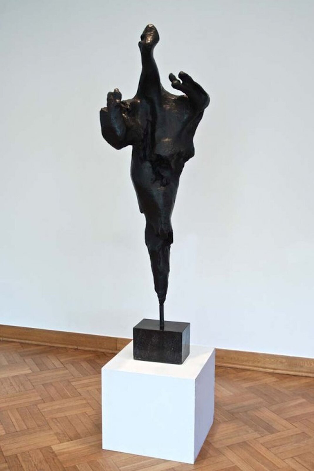 Zdjęcie przedstawia rzeźbę Aliny Szapocznikowej Maria Magdalena.