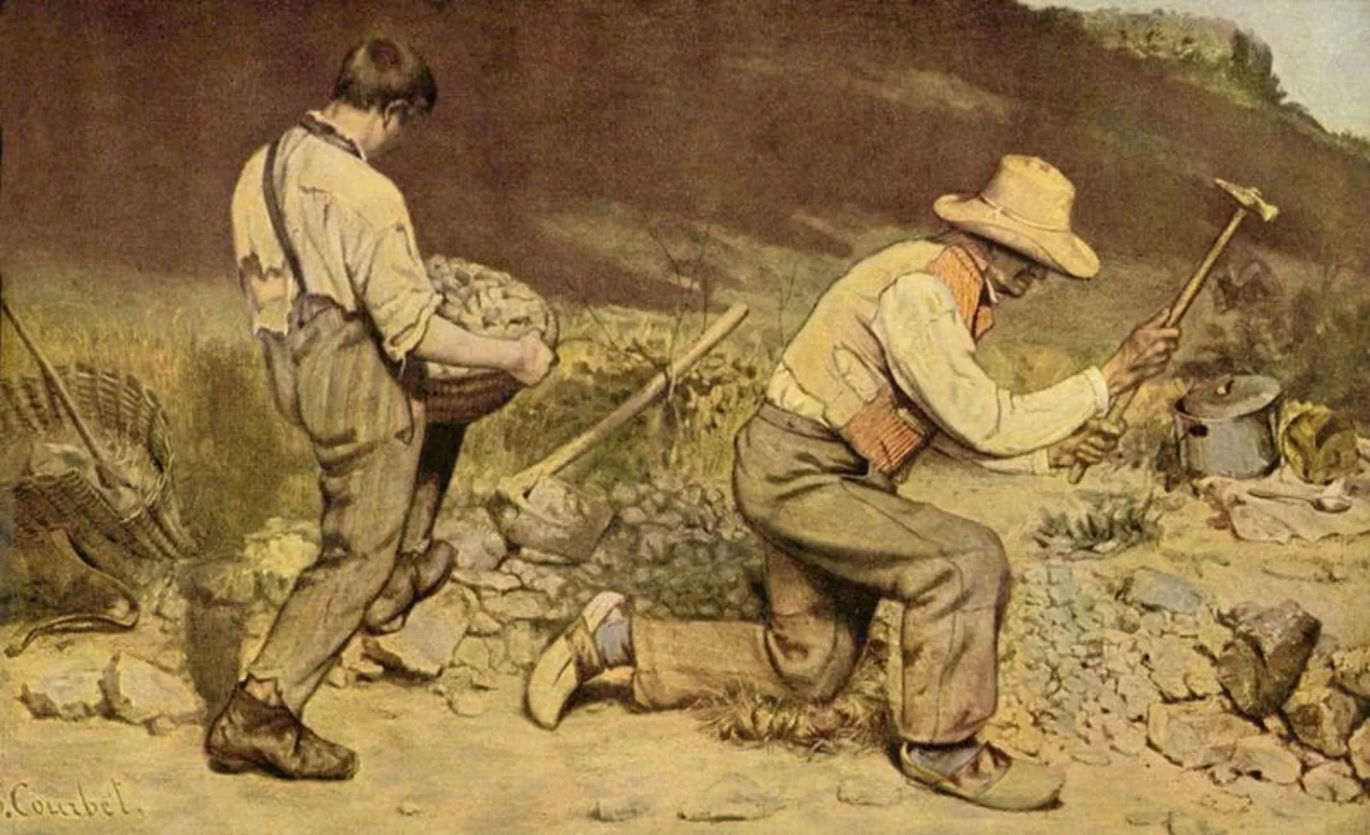 Ilustracja przedstawia obraz „Kamieniarze”, autorstwa Gustaw Courbet. Na pierwszym planie kompozycji znajdują się dwaj robotnicy, pracujący w kamieniołomie. Postacie noszą wysłużoną, grubą odzież ochronną, na stopach mają zniszczone buty. Mężczyzna po lewej stronie, ubrany w białą, podarta koszulę i pasiaste spodnie podtrzymywane jedną szelką, dźwiga kosz z drobnymi kamieniami. Odwrócony jest tyłem, jego twarz jest niewidoczna. Robotnik po prawej stronie również ma niewidoczną, zasłoniętą jasno‑beżowym kapeluszem twarz. Klęczy na jednym kolanie. Ubrany jest w szare spodnie oraz poprzecieraną, żółto‑brązową kamizelkę, założona na białą koszulę. Mężczyzna za pomocą młotka rozbija leżące przed nim kamienie. Naokoło postaci, na wyschniętej, kamienistej ziemi, porozrzucane zostały narzędzia pracy. W tle znajduje się pogrążona w cieniu ściana wzgórza. Obraz utrzymany został w wąskiej, ciepłej gamie ugrów, brązów i zieleni z niewielkimi plamami szarego błękitu.