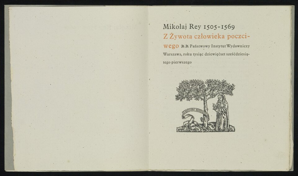 Zdjęcie przedstawia stronę tytułową książki noszącej tytuł: Z Żywota człowieka poczciwego. Na środku od góry napis: Mikołaj Rey 1505 - 1569 Z żywota człowieka pocziwego, Państwowy Instytut Wydawniczy Warszawa, roku tysiąc dziewięćste sześćdziesiątego pierwszego. Poniżej na środku znajduje się czarno‑biała rycina przedstawiająca mężczyznę w długiej szacie stojącego pod drzewem. Wokół pnia drzewa zawinięta szarfa z napisem: Lector benigno (tłum. miły czytelniku).