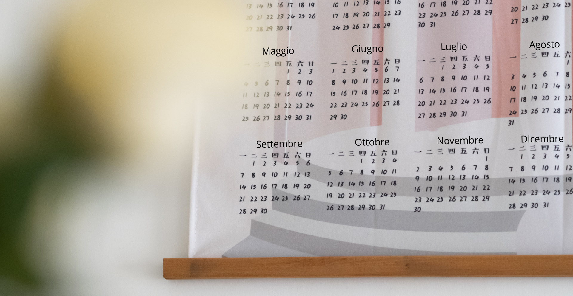 Zdjęcie przedstawia fragment kalendarza ściennego. Na kalendarzu znajdują się nazwy miesięcy po włosku.