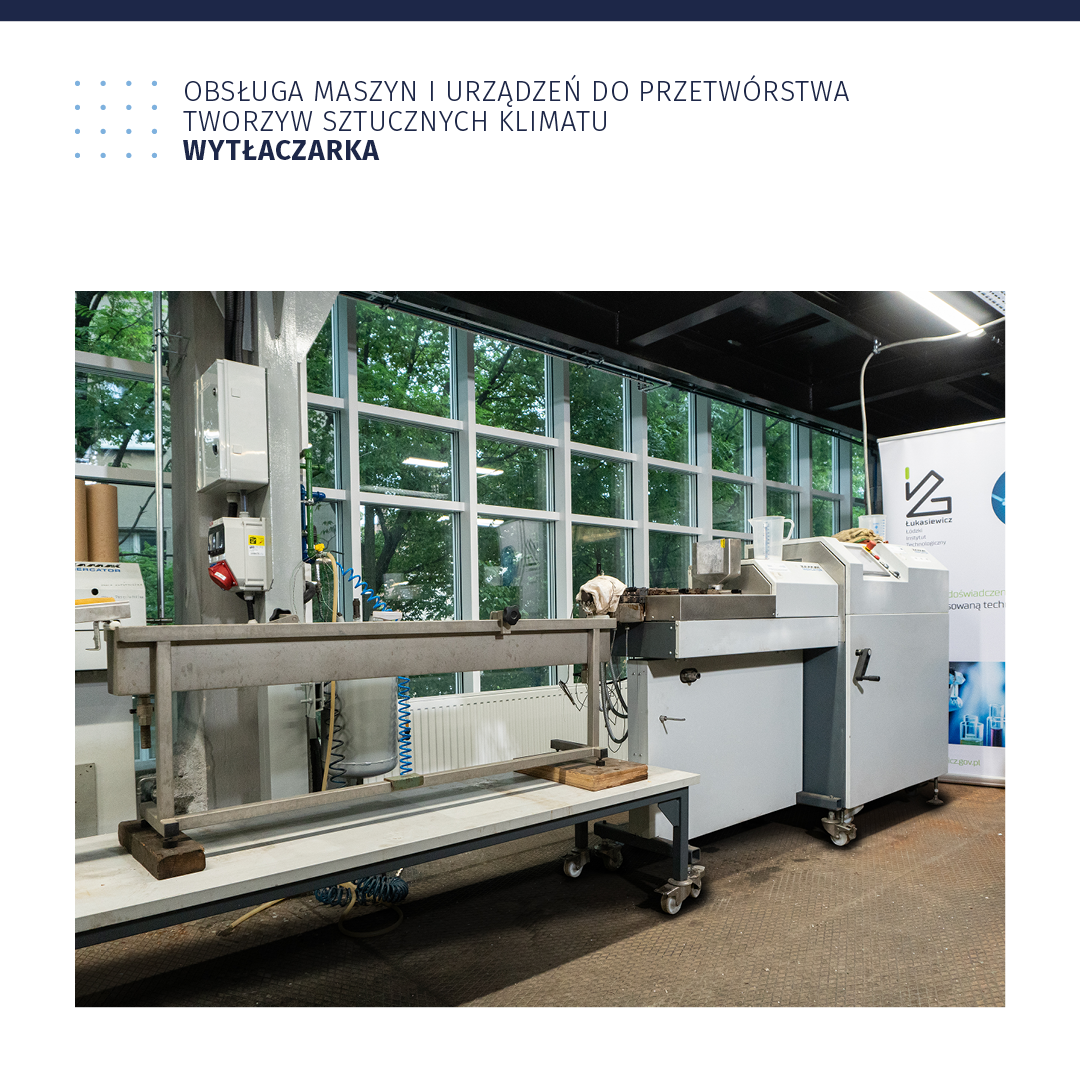 Ilustracja zatytułowana: Obsługa maszyn i urządzeń do przetwórstwa tworzyw sztucznych klimatu. Wytłaczarka. Prawa strona urządzenia to dwie prostokątne skrzynki. Po lewej stronie jest podłużny element. To wanna. Stoi na podporach.