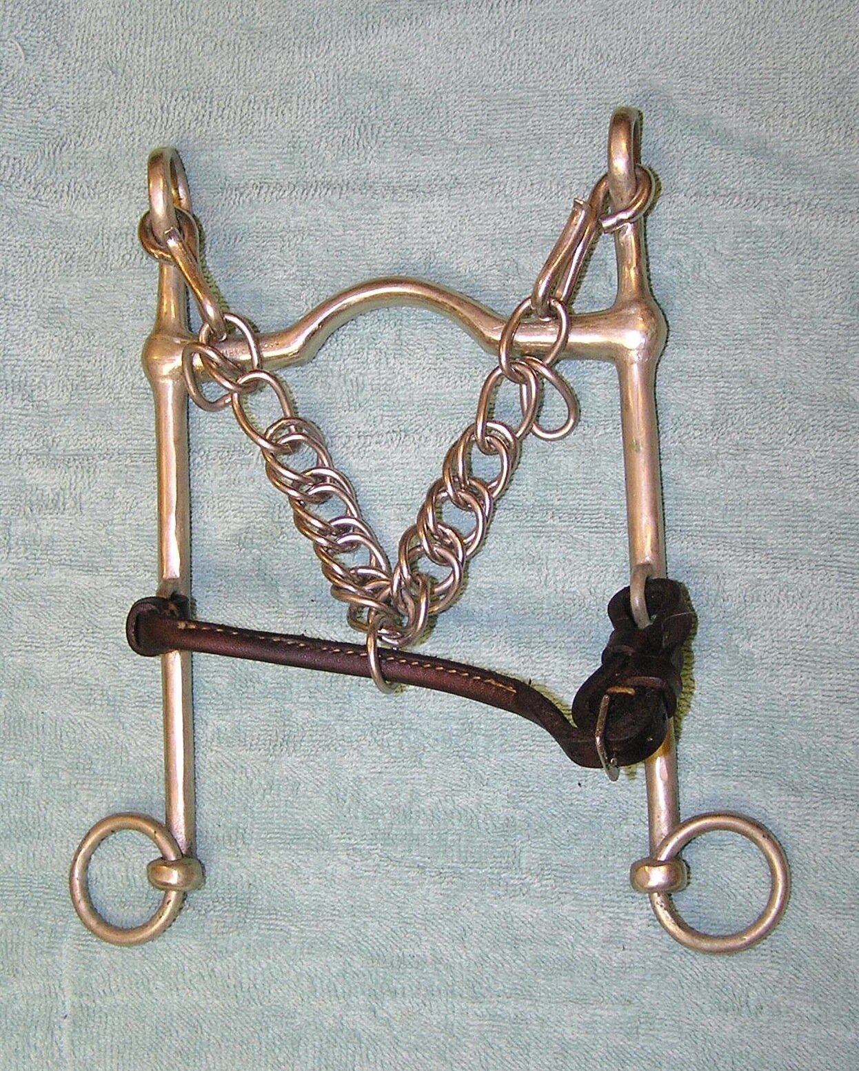 Na zdjęciu widoczny jest munsztuk. Szczegółowy opis uzupełniający zdjęcie znajduje się w treści definicji.