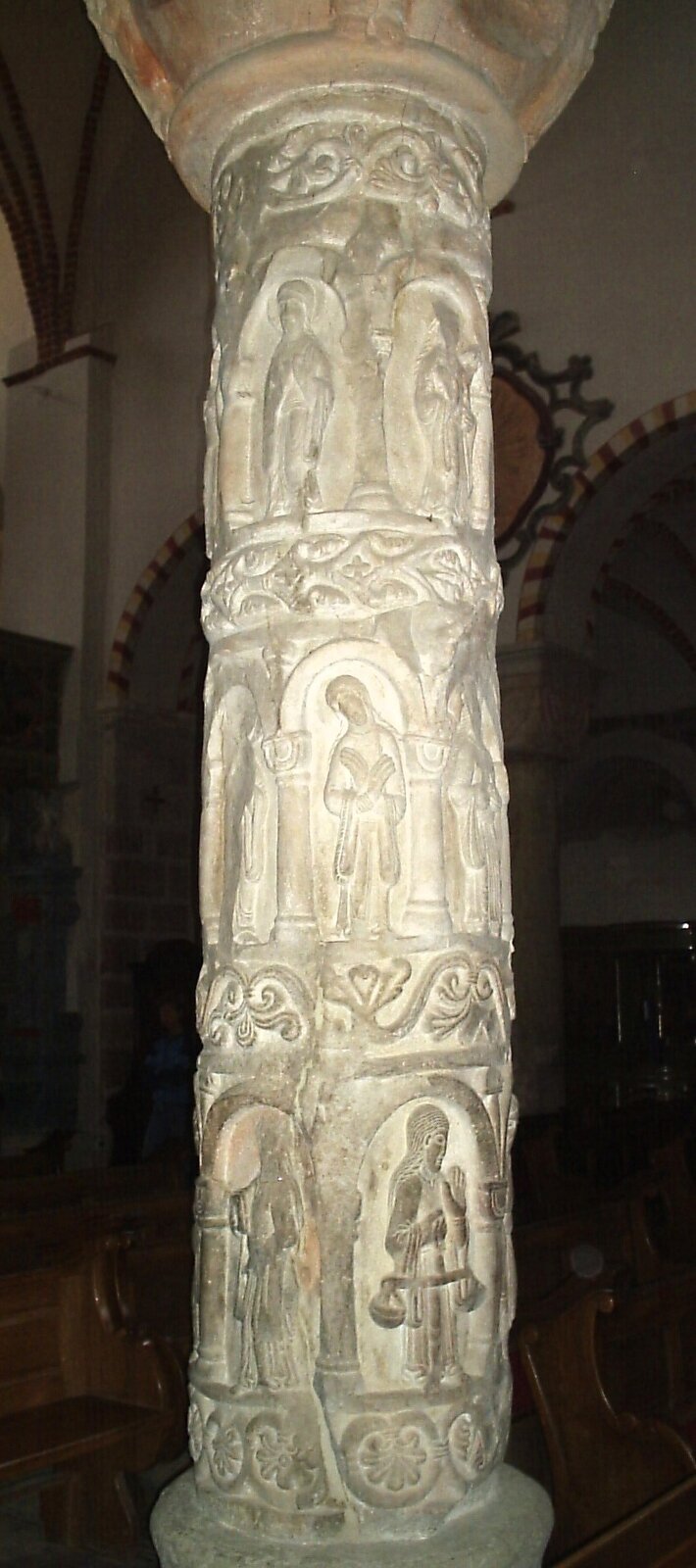 Ilustracja o kształcie poziomego prostokąta przedstawia fotografię kolumny cnót z kościoła św. Trójcy w Strzelnie. Ukazuje ułożone pasami jedna nad drugą alegorie, oddzielone ornamentem w postaci wici roślinnej. Kolumnę wieńczy prosta, kostkowa głowica.