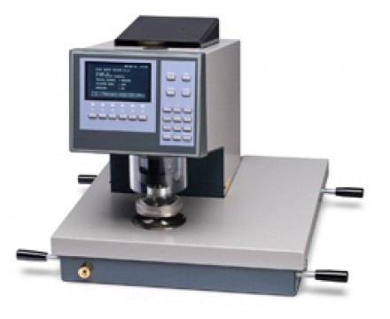 Grafika prezentuje aparat Mullena. Widoczny jest panel sterowania osadzony na podkładce, z której wydobywają się cztery równoległe do siebie uchwyty.