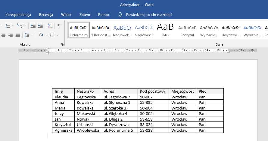 Ilustracja przedstawia otwarty program Microsoft Word, w którym znajduje się tabela z imionami, nazwiskami oraz adresami poszczególnych osób. 