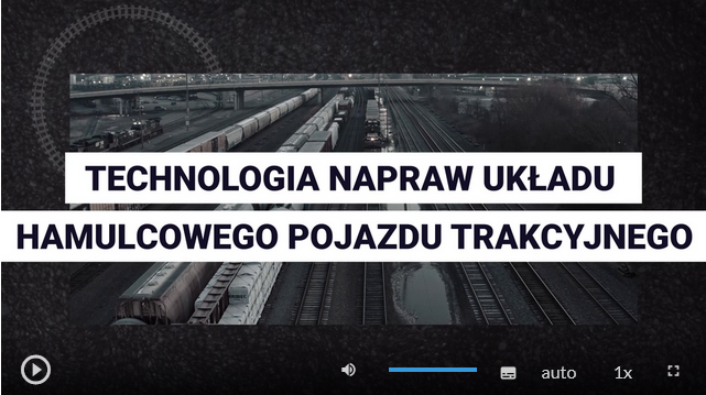 Zrzut ekranu przedstawia klatkę z filmu instruktażowego, na której widoczny jest tytuł Technologia napraw układu hamulcowego pojazdu trakcyjnego. W dolnej części ekranu znajdują się przyciski. Od lewej. Przycisk odtwórz, wstrzymaj. Następnie przycisk włączania i wyłączania dźwięku, pasek głośności, ścieżka alternatywna z audiodeskrypcją, napisy, jakość odtwarzania, prędkość odtwarzania, tryb pełnoekranowy.