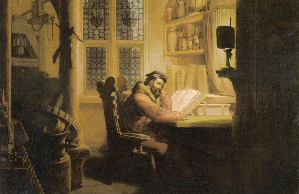 Ilustracja przedstawia wnętrze pracowni rozświetlonej przez lampę. Przy prawej ścianie stoi biurko. Na jego blacie leżą grube księgi. Jedna z nich jest otwarta, oparta o pozostałe. Nad biurkiem wiszą dwie półki wypełnione małymi flakonikami i innymi naczyniami. W fotelu stojącym przy biurku siedzi śpiący dojrzały mężczyzna. Postać opiera głowę o prawą dłoń. Na głowie ma czapkę z daszkiem. Ma grube brwi, duży nos i gęstą brodę. Jest ubrany w płaszcz obszyty futrzanym kołnierzem. Za fotelem znajduje się duże okno z okrągłymi szybkami, oprawionymi w metal. Po lewej stronie ułożone są liczne naczynia i duże koła zębate. 