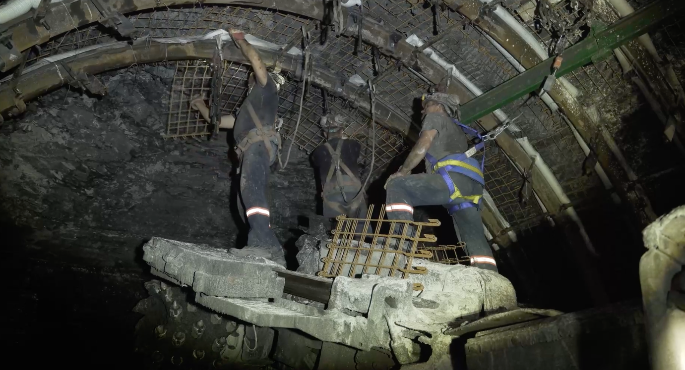 Etap budowania obudowy stalowej podatnej (ŁP): wykonanie opinki