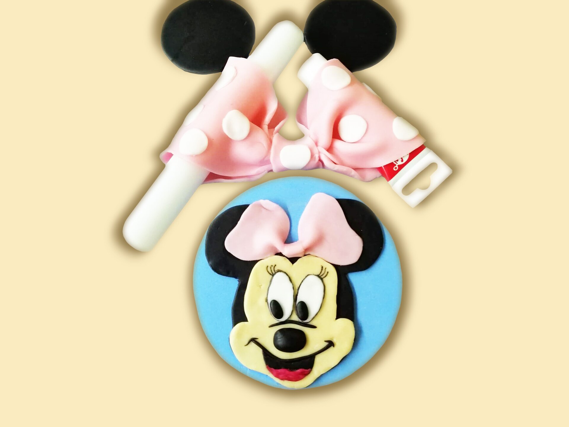 Płaska dekoracja Myszki Minnie z masy cukrowej.