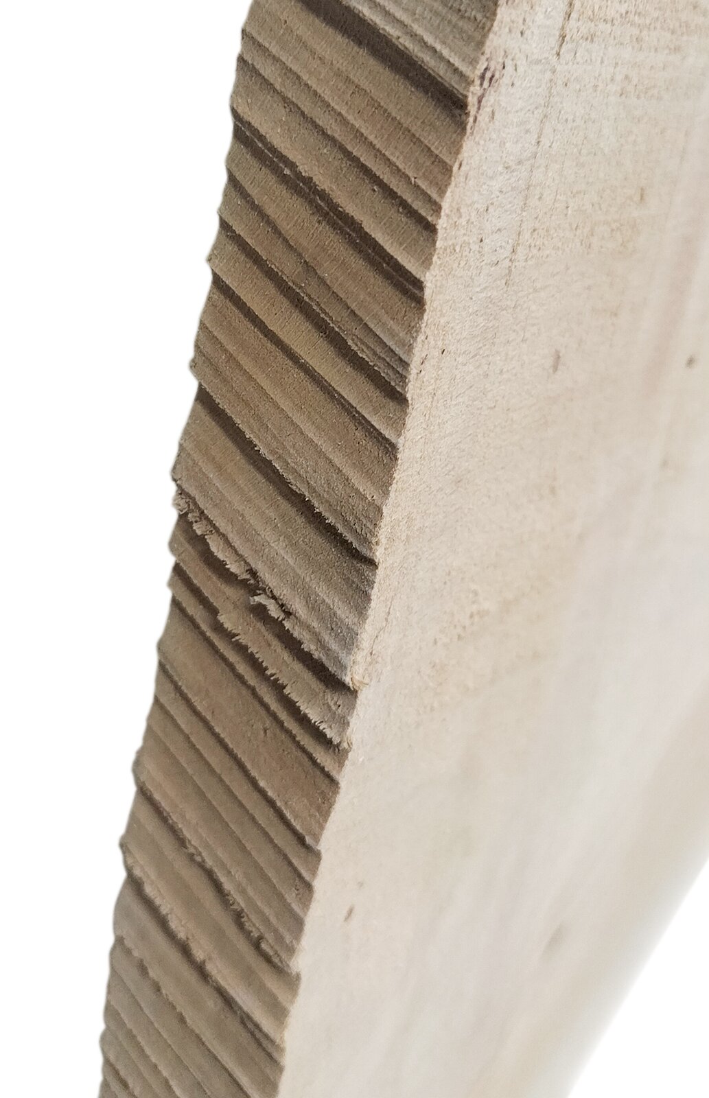 Zdjęcie przedstawia deskę bukową. Widoczne jest zbliżenie na bok deski, na którym widoczne są ślady cięcia tworzące pofalowaną powierzchnię. Deska ma jasnobeżowy kolor.