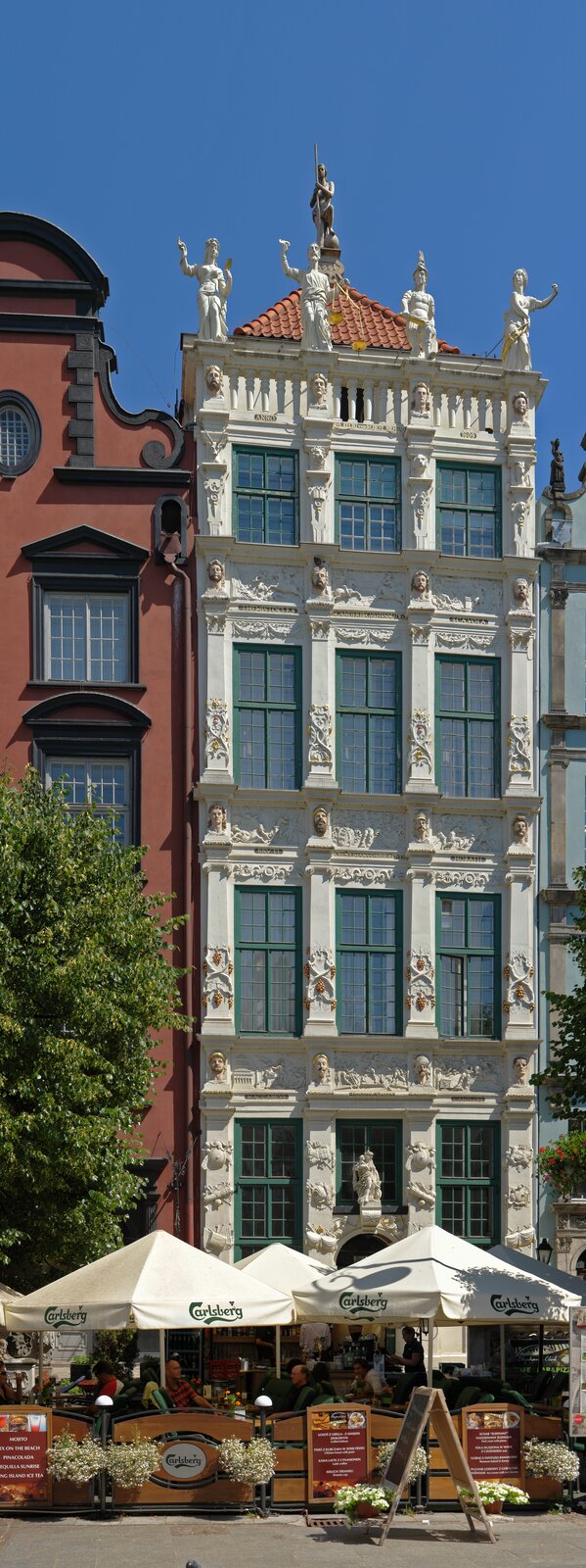 Ilustracja przedstawia Złotą Kamienicę położoną przy Drodze Królewskiej w Gdańsku na Głównym Mieście. Bywa nazywana domem Speymanna lub Steffensa. Czterokondygnacyjna, wąska i wysoka, fasada posiada złocone kamienne płaskorzeźby, wykonane przez Jan Voigt z Rostocka. Na ścianie frontowej umieszczono płaskorzeźby ze scenami batalistycznymi oraz postaciami władców, w tym Zygmunta III Wazy i Władysława Jagiełły. W centralnej części fasady znalazły się herby używane przez Speymanna.