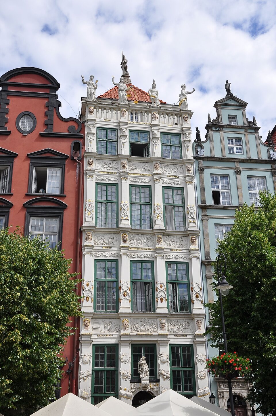 Ilustracja przedstawia Złotą Kamienicę położoną przy Drodze Królewskiej w Gdańsku na Głównym Mieście. Bywa nazywana domem Speymanna lub Steffensa. Czterokondygnacyjna, wąska i wysoka, fasada posiada złocone kamienne płaskorzeźby, wykonane przez Jan Voigt z Rostocka. Na ścianie frontowej umieszczono płaskorzeźby ze scenami batalistycznymi oraz postaciami władców, w tym Zygmunta III Wazy i Władysława Jagiełły. W centralnej części fasady znalazły się herby używane przez Speymanna.