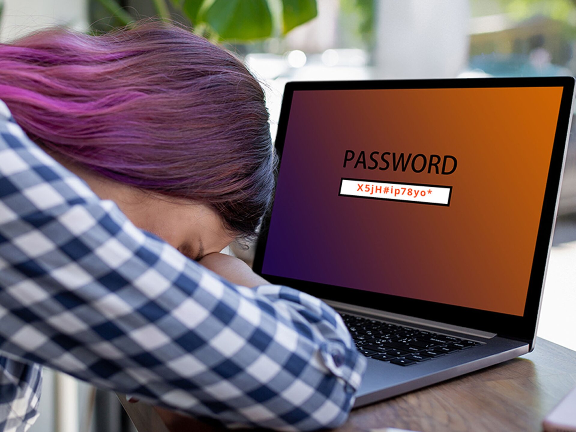 Zdjęcie przedstawia głowę i prawe ramię dziewczyny, która ma opuszczoną głowę położoną na prawej dłoni spoczywającej na klawiaturze otwartego laptopa. Na ekranie laptopa widoczny jest napis z czarnych liter w języku angielskim: PASSWORD. Poniżej widoczne jest prostokątne pole w kolorze białym, w które wpisany jest ciąg liter i cyfr symbolizujących hasło.