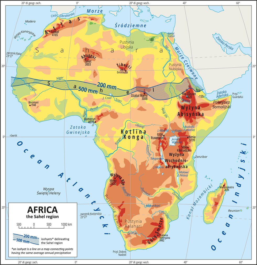 Ilustracja przedstawia mapę hipsometryczną Afryki, Africa the Sahel region. Niziny występują głównie na wybrzeżach, na północy przeważają wyżyny, na wschodzie przeważają góry. Na mapie znajdują się między innymi nazwy półwyspów: Półwysep Somalijski na wschodnim wybrzeżu Afryki, wysp: Wyspy Kanaryjskie i Madera na oceanie po stronie północno-zachodniej Afryki, Zanzibar i Madagaskar po stronie południowo-wschodniej Afryki, Wyspa Świętej Heleny - po stronie południowo-zachodniej kontynentu; kotlin: Kotlina Konga w środkowej części Afryki, wyżyn: Wyżyna Abisyńska i Wyżyna Wschodnioafrykańska na wschodzie kontynentu, Wyżyna Bije na zachodnim wybrzeżu Afryki, pasm górskich: Atlas na północno-zachodnim wybrzeżu (najwyższy szczyt Tubkal), Ahaggar (szczyt Tahat) i Tibesti (szczyt Emi Koussi) w północnej części kontynentu, Góry Smocze na południowo-zachodnim wybrzeżu (szczyt Thabana Ntlenyana), mórz i oceanów: Morze Śródziemne na północy Afryki, Morze Czerwone na północnym-wschodzie, Ocean Altantycki na zachodzie, Ocean Indyjski na wschodzie, zatok: Zatoka Gwinejska na środkowym zachodzie, Zatoka Adeńska na północnym wschodzie. Na mapie przeprowadzono izohiety 200 milimetrów i 500 milimetrów, wyznaczające strefę Sahelu, izohiet to linia na mapie łącząca na mapie punkty o takich samych średnich rocznych opadach, delineating the Sahel region, an isohyet is a line on a map connecting points having the same average annual precipitation. Sahel obejmuje obszar wzdłuż południowych obrzeży Sahary. Mapa pokryta jest równoleżnikami i południkami. 