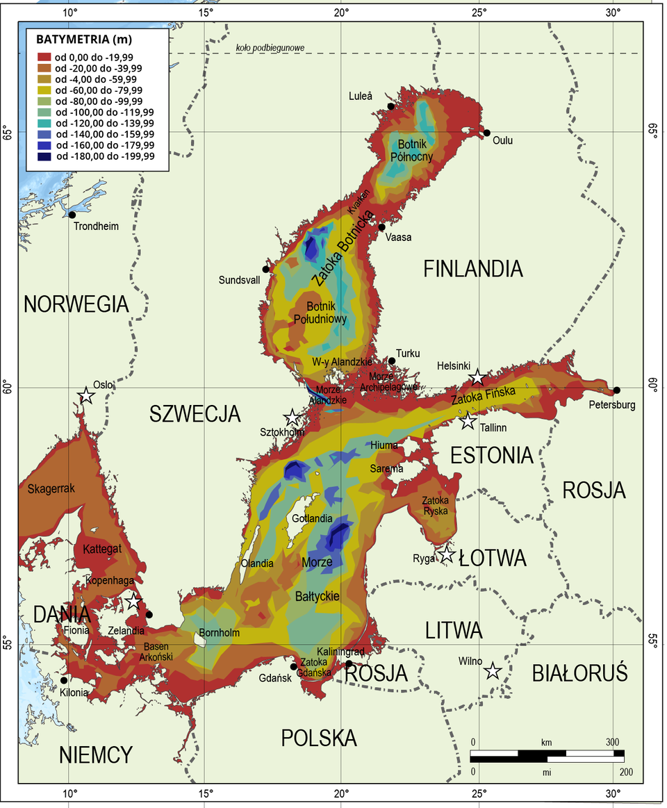 Na mapie północnej Europy zaznaczono obszar zajmowany przez Morze Bałtyckie wraz z batymetrią podaną w metrach. Batymetria w zakresie od zera do minus 19,99 metra to przede wszystkim obrzeża Bałtyku. Spory obszar obejmuje cieśninę Kattegat, a także Morze Alandzkie i Morze Archipelagowe, leżące na wysokości helsinek i Sztokholmu. Zakres od minus 20 metrów do minus 39,99 obejmuje znaczny obszar cieśniny Skagerrak, a także obszar Bałtyku na wysokości Kopenhagi oraz północną Zatokę Ryską, obszary nieco bardziej oddalone od pierwszego rejonu obrzeży Bałtyku z barometrią od zera do minus 19,99 metra. Nas obszar od minus 4 do minus 59,99 metra obejmuje przede wszystkim pas oddalony od wybrzeża graniczącego z Litwą, południowo‑wschodnią część Zatoki Botnickiej, południowo‑zachodnią część Zatoki Botnickiej w pobliżu obrzeży. Obszary od minus 60 do minus 79,99 metra obejmują znaczną część Zatoki Fińskiej, pas wybrzeża sąsiadującego ze Szwecją, a także od strony Litwy oraz południową część Zatoki Botnickiej. Obszary o wysoki batymetrii obejmują środkową oraz północną część Zatoki Botnickiej, północną i południową część Bałtyku, w szczególności w sąsiedztwie Gotlandii. Najgłębsze miejsca od minus 180 metrów do minus 199,99 metra są na północ oraz na wschód od Gotlandii na wysokości Łotwy, a także w Zatoce Botnickiej w jej zachodniej części w pobliżu wybrzeża szwedzkiego.