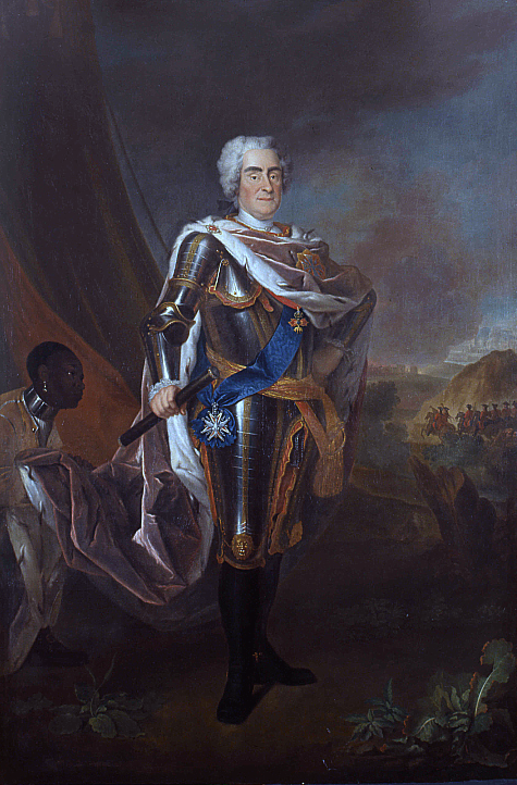 Portret Augusta II Mocnego. Jest ubrany w zbroję rycerską ze złotymi ozdobami i pasem w tym kolorze. Na ramionach wisi biały płaszcz, który podtrzymuje sługa. Na prawym ramieniu jest niebieska szarfa, przy której znajduje się srebrny krzyż.  Na nogach ma czarne kozaki. W lewej ręce trzyma berło. Prawą dłoń opiera na biodrze. W oddali jadą wojska.