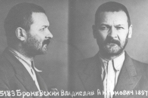 Na czarno‑białym zdjęciu z profilu i z frontu znajduje się Władysław Broniewski. Ma on krótkie ciemne włosy, wąsy i lekki zarost na brodzie. Jest ubrany w jasny krawat, jasną koszulę i ciemną marynarkę. Na dole zdjęcia znajdują się zapisane białym flamastrem i cyrylicą napisy.  