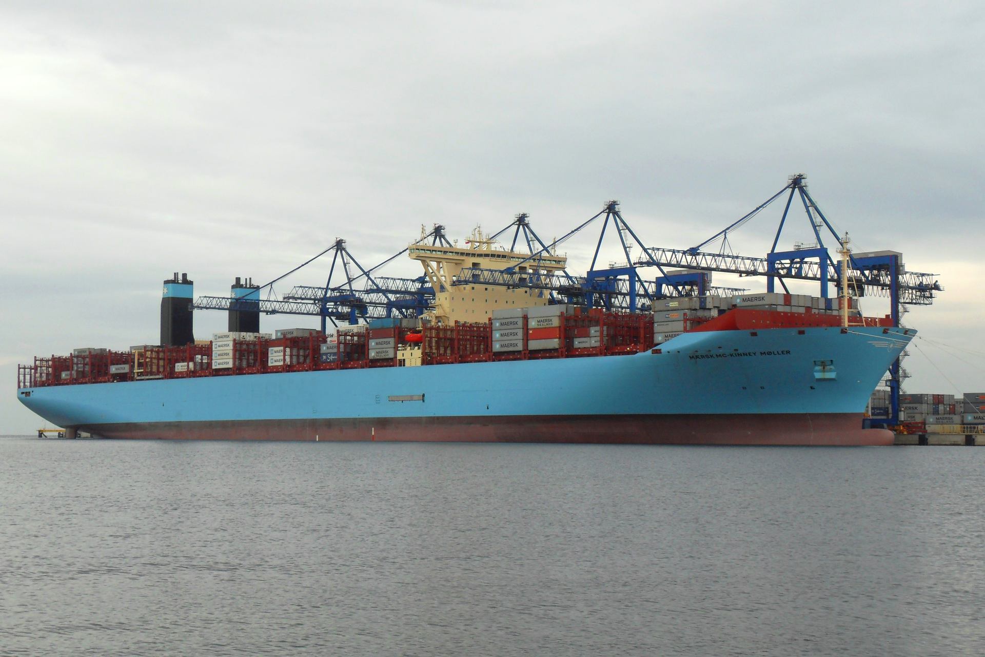 Zdjęcie wielkiego kontenerowca zbliżającego się do portu