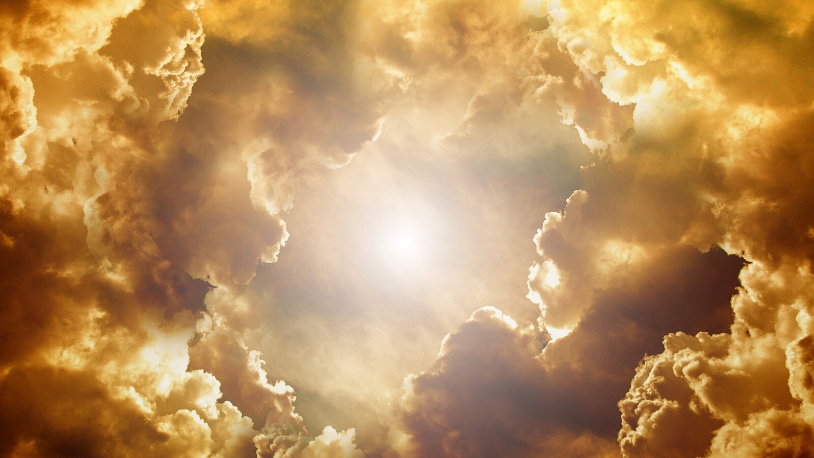 Zdjęcie przedstawia kłęby spalin i pary spowodowane wystrzeleniem rakiety kosmicznej w przestrzeń.