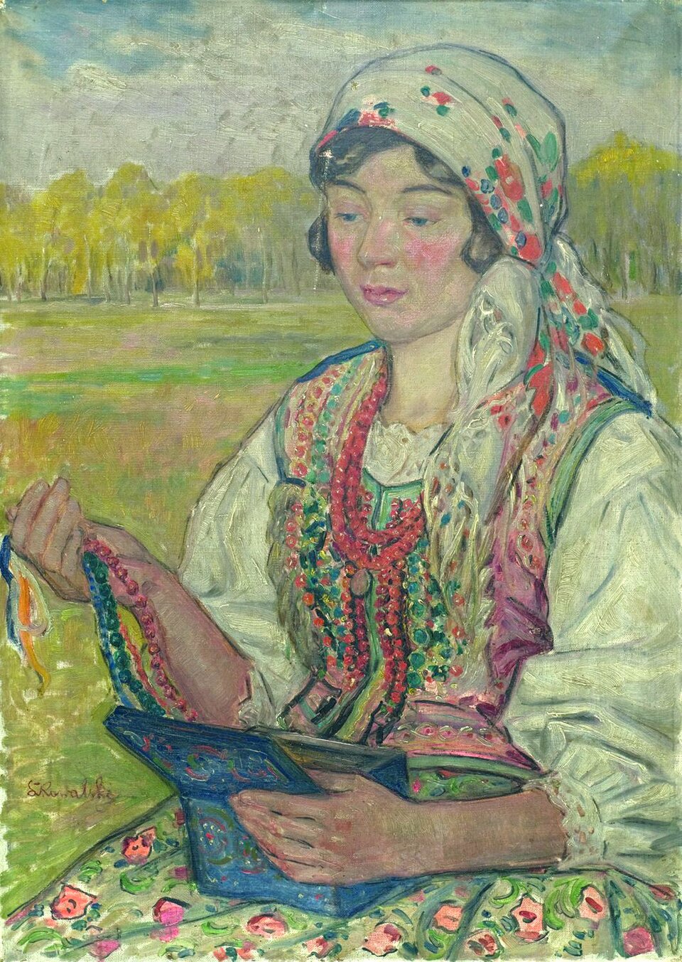 Obraz przedstawia młodą dziewczynę w ludowym stroju, która siedzi na łące, trzymając na kolanach niebieską szkatułkę. Wyjmuje z niej 4 sznury drobnych korali. Ubrana jest w białą koszulę z szerokimi bufiastymi rękawami, ozdobny, wyszywanu cekinami kubraczek i kwiecistą spódnicę, na szyi ma sznur czerwonych korali. Na głowie zawiązała z tyłu chustę w kwiaty, spod której wystają ciemne loki. W tle widać łąkę, ścianę lasu i niebieskie niebo z chmurami.