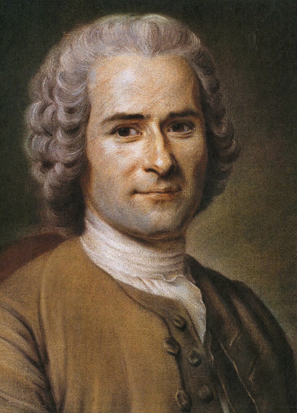 Kliknij żeby powiększyć Obraz przedstawia portret Jeana Jacquesa Rousseau. Ma on kręcone, siwe włosy. Patrzy w stronę widza. Jego wyraz twarzy jest pogodny. Ma na sobie białą koszulę ze stójką, żółtą kamizelkę i rozpiętą marynarkę w tym samym kolorze. Jest przedstawiony do wysokości barków.