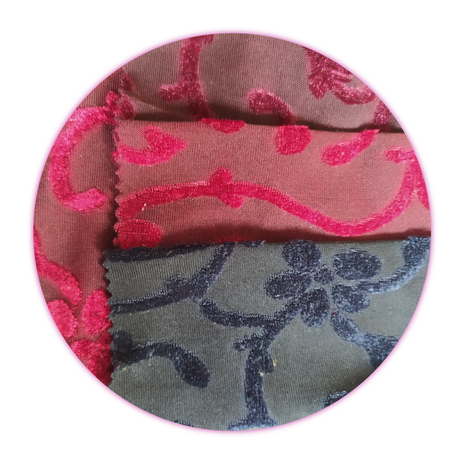 Zdjęcie przedstawia zbliżenie na kilka fragmentów ułożonych obok siebie kolorowych materiałów z wyszytym na nich wzorem w innym odcieniu tego samego koloru, co materiał.