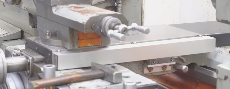 Na ekranie przedstawiono suport, czyli zespół konstrukcyjny tokarki wykonujący zwykle prostoliniowe ruchy posuwowe w jednym lub dwóch kierunkach. Jest to metalowy, płaski element, po którym przesuwa się skrawająca część tokarki.