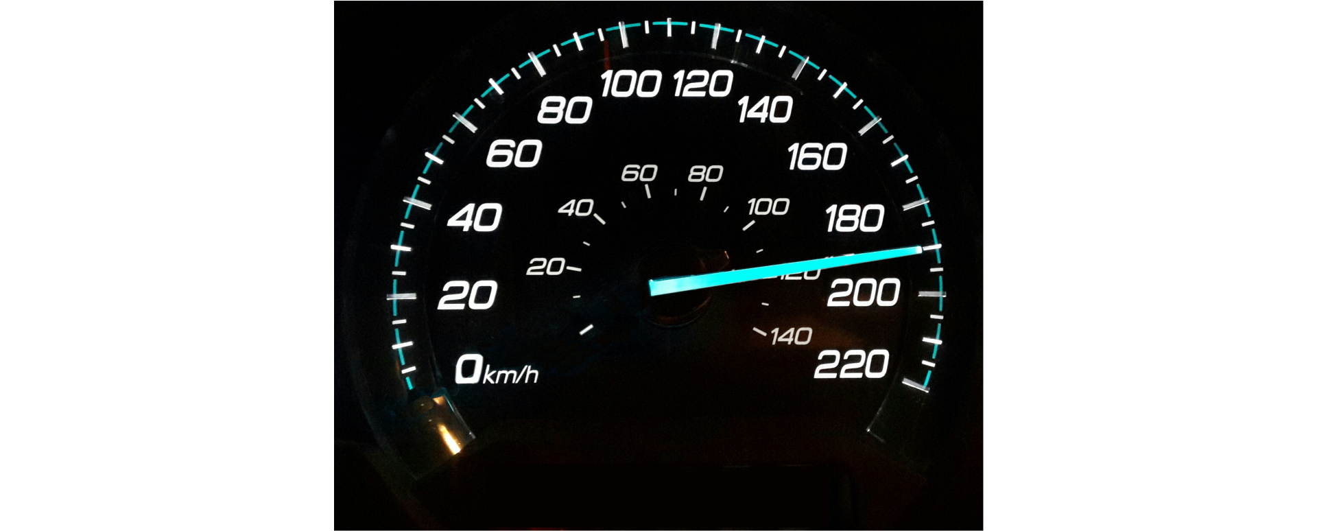 Ilustracja przedstawia licznik samochodowy ze skalą od zera do dwustu dwudziestu kilometrów na godzinę, z podziałką co 5. Wskazówka obrotomierza położona jest dokładnie pomiędzy 185 i 195.