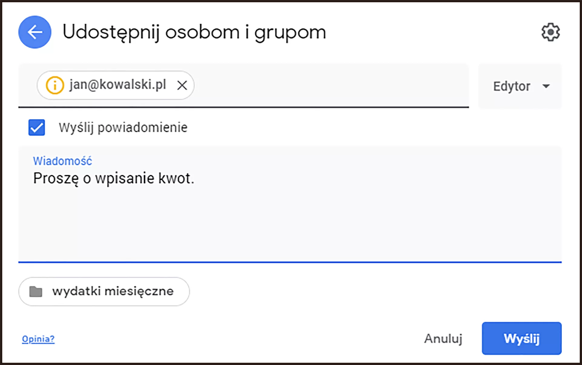 Ilustracja przedstawiająca okno Udostępnij osobom i grupom. W oknie pole ze wpisanym adresem mailowym. Obok pola wybrano opcję Edytor. Pod polem znajduje się zaznaczone pole wyboru: Wyślij powiadomienia. Dalej kolejne pole z etykietą Wiadomość. W pole Wiadomość wpisano następującą wiadomość: Proszę o wpisanie kwot. Pod polem znajduje się udostępniany folder. W prawym dolnym rogu okna przyciski: Anuluj i Wyślij.