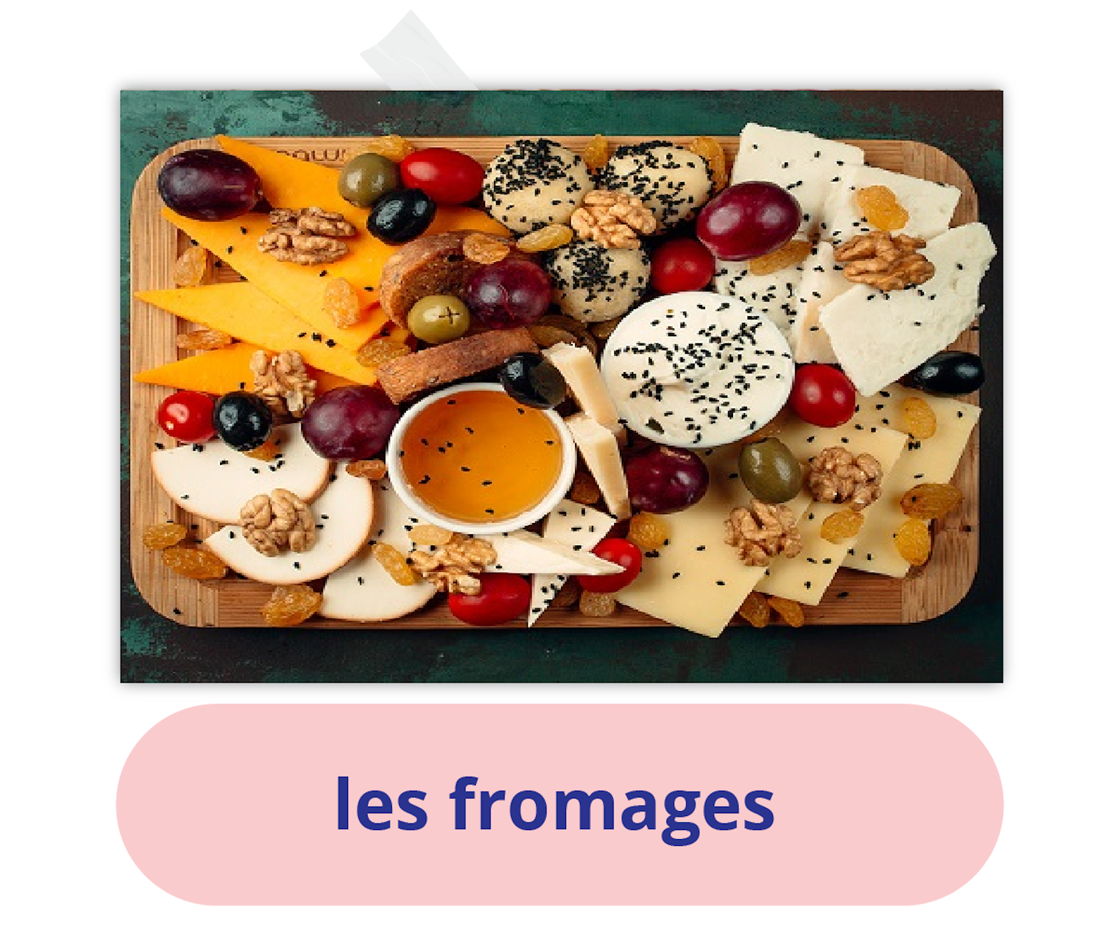 Ilustracja przedstawia deskę serów z oliwkami, pomidorami, orzechami i sosem. Podpis:  les fromages.