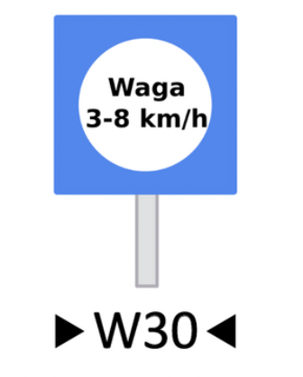 Wskaźnik wu trzydzieści. Kwadratowa niebieska tablica na której znajduje się białe koło. W kole znajduje się czarny napis waga trzy do ośmiu kilometrów na godzinę