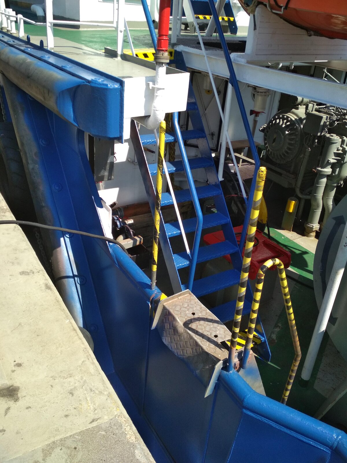 Zdjęcie przedstawia zejściówkę. Są to schody prowadzące na przykład na niższy poziom pokładu.